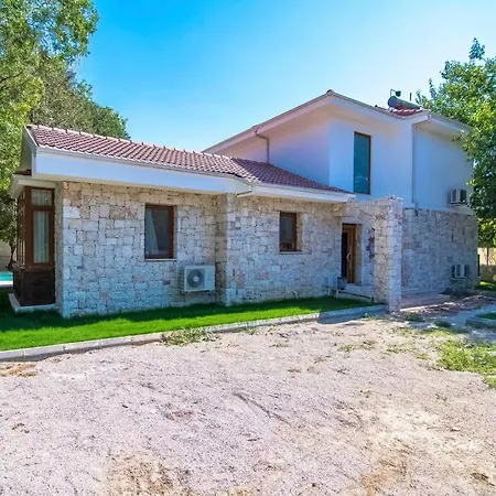 Oezel Havuzlu Genis Aile Villasi * 费特希耶