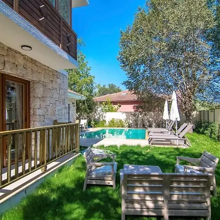 Oezel Havuzlu Genis Aile Villasi *