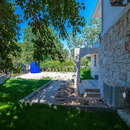 Oezel Havuzlu Genis Aile Villasi 别墅